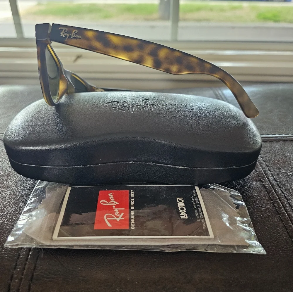 Ray-Ban Italy Leopard Print Brown Sunglasses with Hard Case And Cleaning‎ Wipe